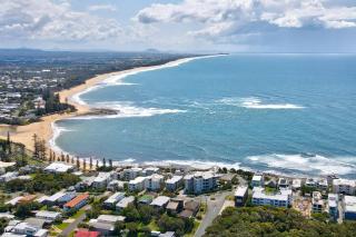 2BR Spacious with Balcony at Moffat beach - Coastal Breezes - 4