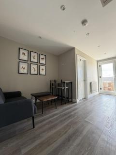 5 Bed 5 Bathroom House Guildford sleeps up to 10 - 3