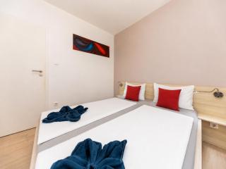 Prime Stay - Modern 3 Bedroom Family Apartment & Parking Included - 3