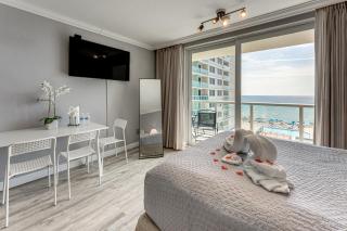 Sunny Isles Beachfront Stay w/ Ocean-View Balcony - 0