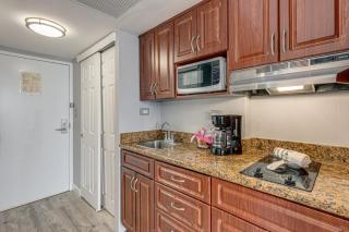 Sunny Isles Beachfront Stay w/ Ocean-View Balcony - 4