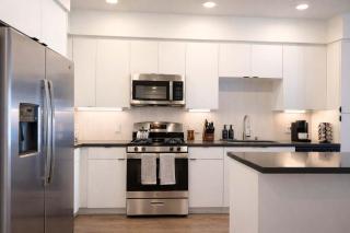 Spacious Stay 10 Min to Disneyland with Pool & Gym - 6