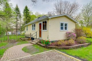 Blocks to Beach & Eats! Elk Rapids 'Cozy Cottage' - 0