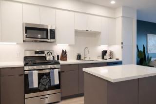 Stylish Stay 10 Min to Disneyland with Pool & GYM - 6