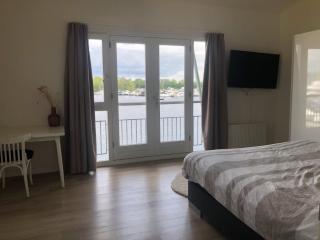 Luxe watervilla met eigen aanlegsteiger geschikt voor maximaal 6 personen in recreatiegebied de Gouden Ham in Maasbommel - 2