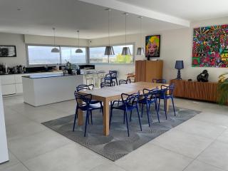 Suite avec 2 chambres d'hôtes pour 1 à 4 personnes avec vue mer, terrasse, parking privé, proche port et aéroport, petit déjeuner inclus - 7