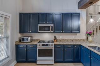 Mysa Retreat: Pool, Theatre, Fire Pit & More - 6+ Bedroom for 16 Guests! - 8