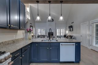 Mysa Retreat: Pool, Theatre, Fire Pit & More - 6+ Bedroom for 16 Guests! - 3