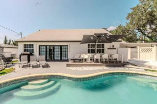 Oasis with Pool, Games & Room for 11 - 0
