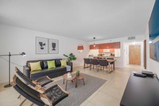 Modern Brickell Condo with City Views & Parking - 9