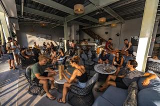 Sandbar Beachfront Hotel & Hostel Restaurant - 8