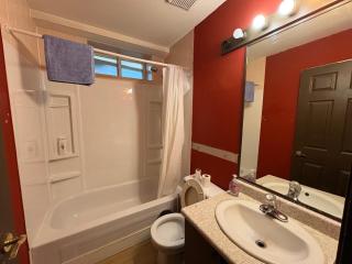 King George Corridor Modern Room - Easy Transit & Free Parking - 0
