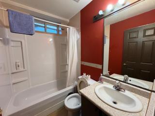 King George Corridor Modern Room - Easy Transit & Free Parking - 5