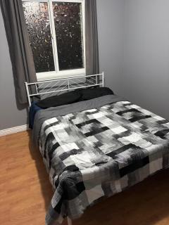 King George Corridor Modern Room - Easy Transit & Free Parking - 3