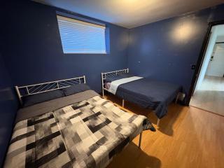 King George Corridor Modern Room - Easy Transit & Free Parking - 1