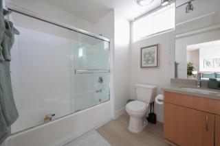 Central Penthouse Studio with Free Parking - 2