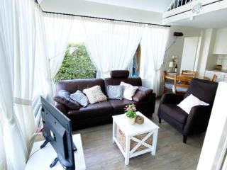 Bright Holiday Home Near Beach - 8