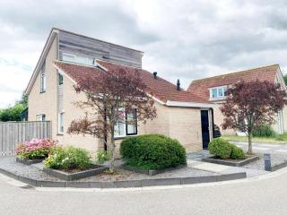 Spacious Bungalow near Water - 0