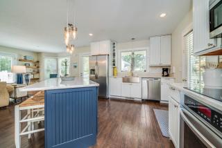 Renovated Home w/Fire Pit - 2 Blocks to Beach & Close to Town - 9