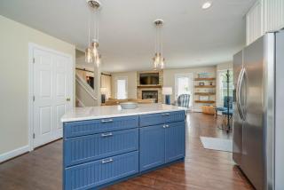 Renovated Home w/Fire Pit - 2 Blocks to Beach & Close to Town - 5