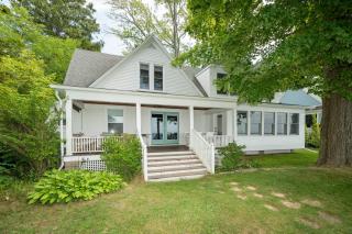 Lake Michigan Cottage w/Private Beach on North Shore Drive - 1 Mile to Downtown South Haven - 7