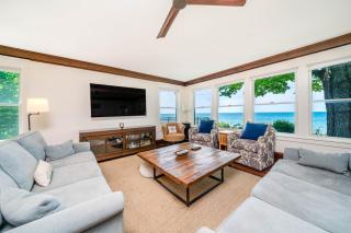 Lake Michigan Cottage w/Private Beach on North Shore Drive - 1 Mile to Downtown South Haven - 6