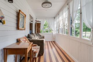 Charming 3 Bedroom Home w/Sun Porch & Sauna - 0