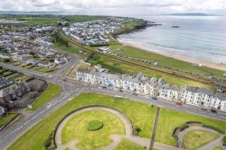 High Finish Apt Beside Beach - Dunluce Green 1 - 2