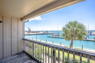 Waterfront 2-Bedroom Condo in Panama City - 8