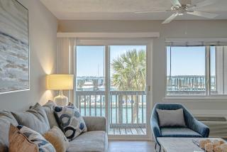 Waterfront 2-Bedroom Condo in Panama City - 3