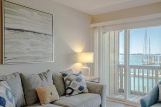 Waterfront 2-Bedroom Condo in Panama City - 2
