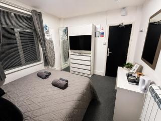 Great Georges Retreat Central Weymouth Beach Contactless Smart Accommodation - 8