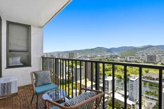 31FL Renovated with Mountain Views Pool & Parking - 7