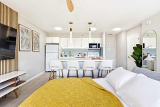 31FL Renovated with Mountain Views Pool & Parking - 4