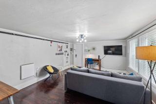 #StayinMyDistrict Heritage House Pet Friendly Apartment - 9