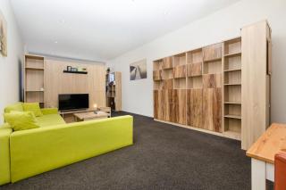 Vision Studio Apartment – Square View & Parking - 8