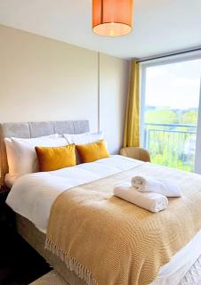 The Wooldridge 2BR A30 M25 M3 M4 Heathrow Parking - 8