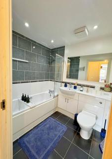 The Wooldridge 2BR A30 M25 M3 M4 Heathrow Parking - 7