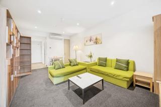 Vision Studio Apartment – Square View & Parking - 9