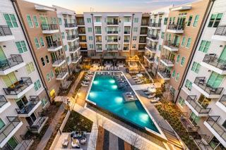 Lavish Gold Apt with Resort Pool, Laundry, Parking - 7