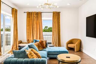 Lavish Gold Apt with Resort Pool, Laundry, Parking - 3