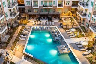 CREAM and Cocoa with Resort Pool, Laundry, Parking - 7