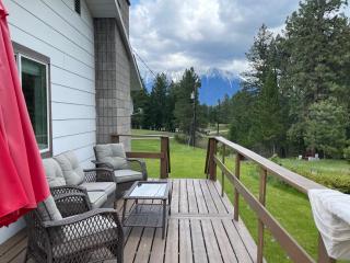 Petal & Pine Shores 20 acres on lake with hot tub - 9
