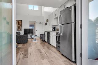 Luxury Hollywood Loft Balcony Parking Near DTLA & Koreatown - 3