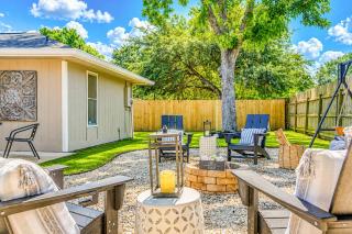 Stylish 4BR Retreat, Firepit Backyard, Prime Houston Location, Sleeps 10 - 0