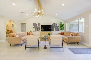 Stylish 4BR Retreat, Firepit Backyard, Prime Houston Location, Sleeps 10 - 9