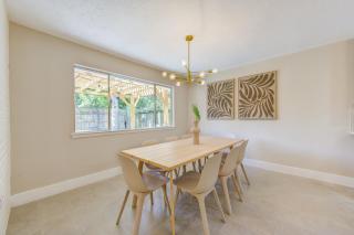 Stylish 4BR Retreat, Firepit Backyard, Prime Houston Location, Sleeps 10 - 6