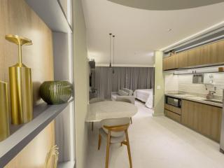 Estudio moderno con cama extragrande y garaje - 9
