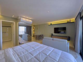 Estudio moderno con cama extragrande y garaje - 1
