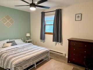 NEW Spacious Quick Getaway Pocono Mountains Lake House - 4